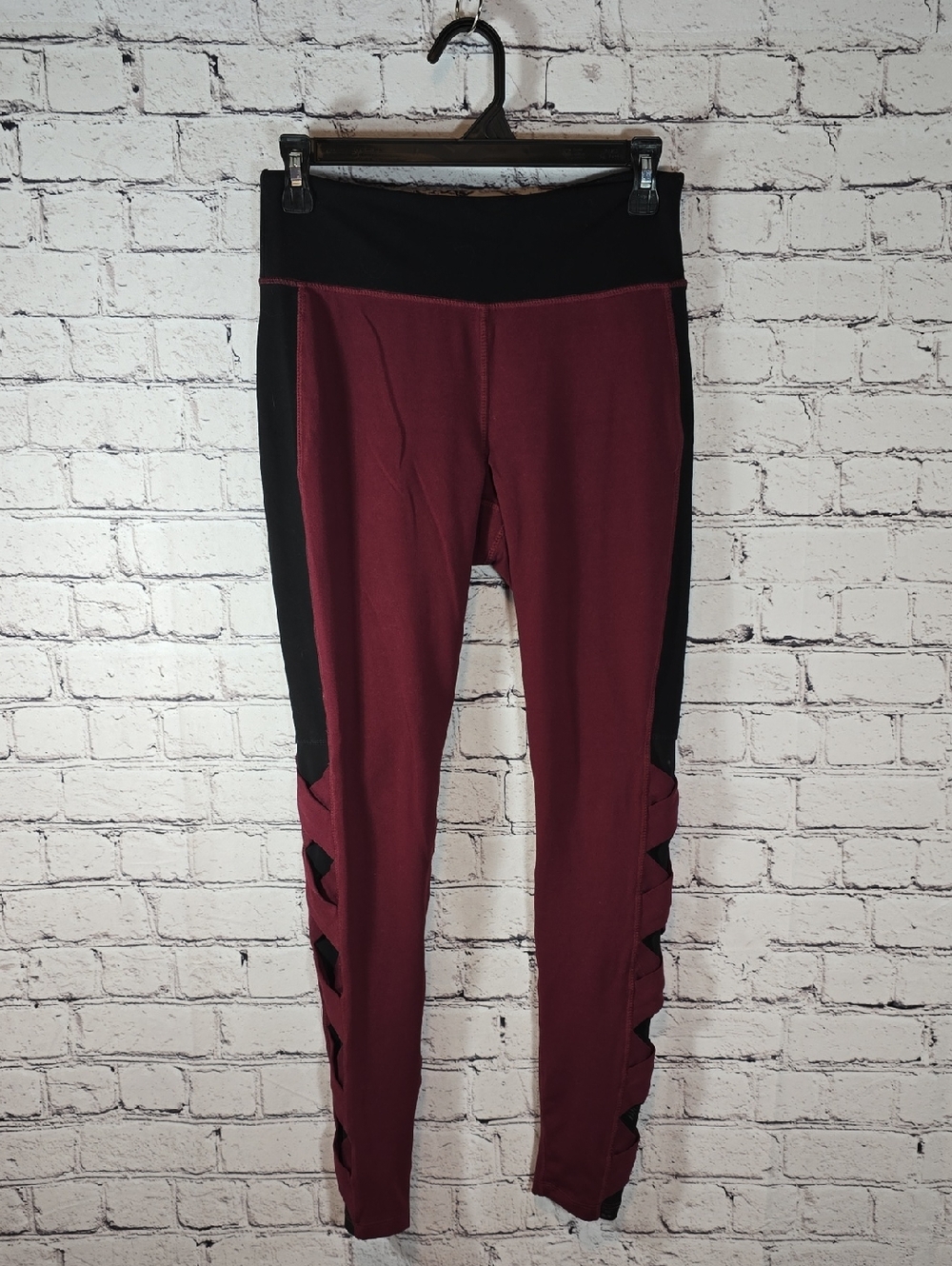 Jessica Simpson The Warmup Maroon and Black Athletic Leggings Size M